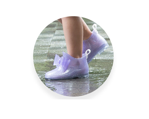 WKGL9502   Children's rain boots.