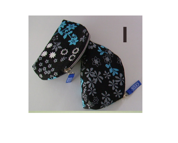 WKGL2601C    Cosmetic bag.