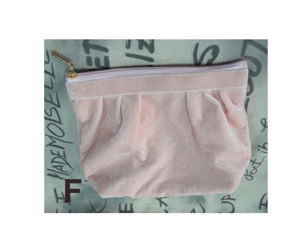 WKGL2603B   Cosmetic bag.